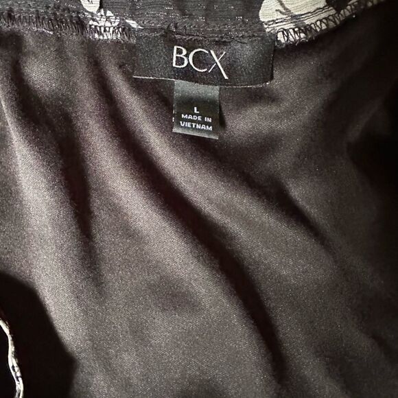 BCX Black and White Floral Top with a cool Goldish sheen - Picture 10 of 12